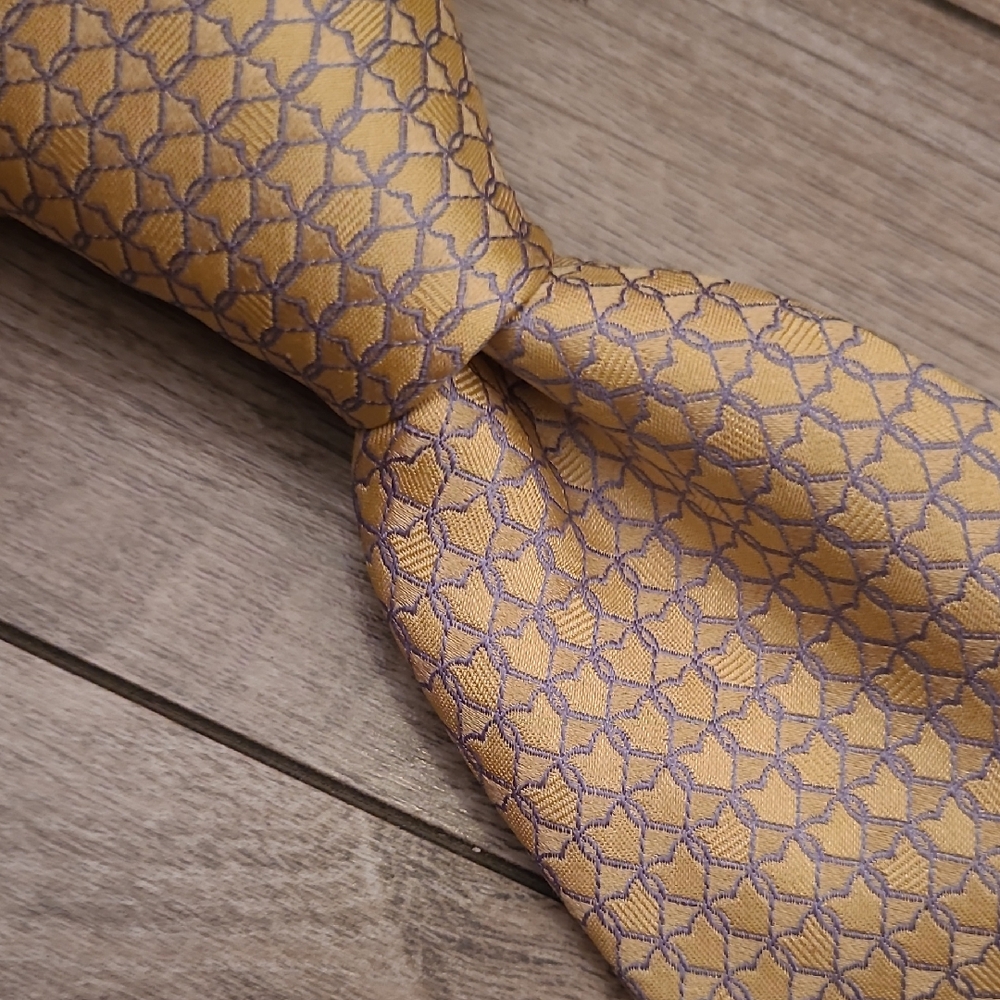 CHARLES TYRWHITT Metallic Gold Abstract Heart Pattern Mens Silk Tie‎